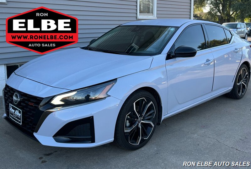 2023 Nissan Altima 2.5 SR   - Photo 1 - Macomb, IL 61455