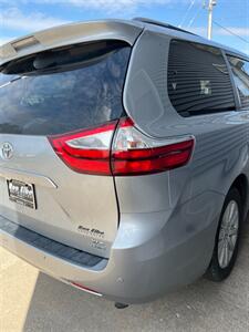 2017 Toyota Sienna XLE 7-Passenger   - Photo 8 - Macomb, IL 61455