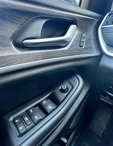 2023 Jeep Grand Cherokee L Limited   - Photo 20 - Macomb, IL 61455