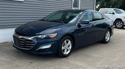 2022 Chevrolet Malibu LT   - Photo 2 - Macomb, IL 61455