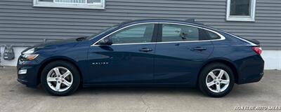 2022 Chevrolet Malibu LT   - Photo 3 - Macomb, IL 61455