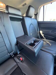 2023 Toyota Highlander XLE   - Photo 13 - Macomb, IL 61455