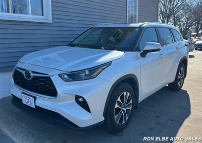 2023 Toyota Highlander XLE   - Photo 2 - Macomb, IL 61455