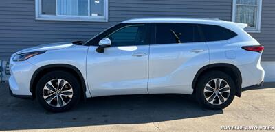 2023 Toyota Highlander XLE   - Photo 3 - Macomb, IL 61455