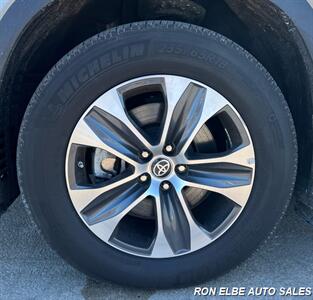 2023 Toyota Highlander XLE   - Photo 4 - Macomb, IL 61455