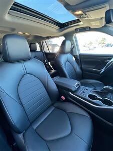 2023 Toyota Highlander XLE   - Photo 11 - Macomb, IL 61455