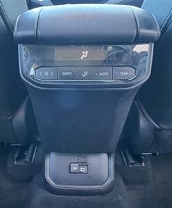 2023 Toyota Highlander XLE   - Photo 14 - Macomb, IL 61455