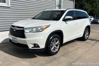 2015 Toyota Highlander XLE   - Photo 2 - Macomb, IL 61455