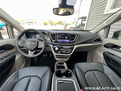 2024 Chrysler Pacifica Touring L   - Photo 17 - Macomb, IL 61455