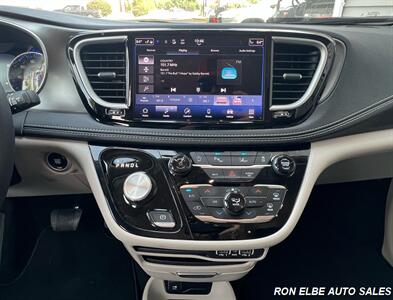 2024 Chrysler Pacifica Touring L   - Photo 19 - Macomb, IL 61455