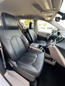 2024 Chrysler Pacifica Touring L   - Photo 11 - Macomb, IL 61455