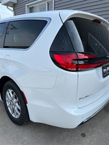 2024 Chrysler Pacifica Touring L   - Photo 10 - Macomb, IL 61455