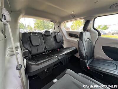 2024 Chrysler Pacifica Touring L   - Photo 13 - Macomb, IL 61455
