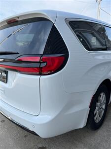 2024 Chrysler Pacifica Touring L   - Photo 8 - Macomb, IL 61455