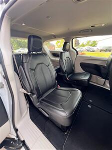 2024 Chrysler Pacifica Touring L   - Photo 12 - Macomb, IL 61455