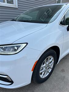 2024 Chrysler Pacifica Touring L   - Photo 5 - Macomb, IL 61455