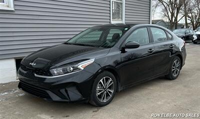 2024 Kia Forte LXS   - Photo 2 - Macomb, IL 61455