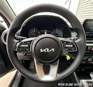 2024 Kia Forte LXS   - Photo 13 - Macomb, IL 61455