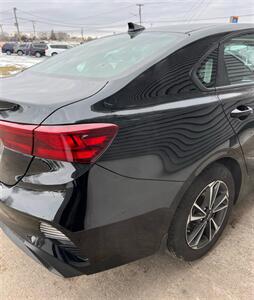 2024 Kia Forte LXS   - Photo 8 - Macomb, IL 61455