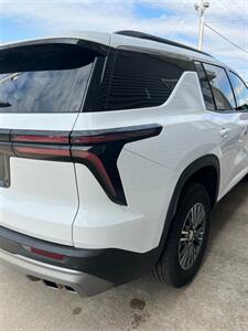 2025 Chevrolet Traverse LT   - Photo 8 - Macomb, IL 61455