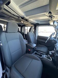 2022 Jeep Gladiator Sport   - Photo 12 - Macomb, IL 61455