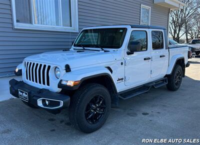 2022 Jeep Gladiator Sport   - Photo 2 - Macomb, IL 61455