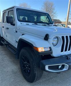 2022 Jeep Gladiator Sport   - Photo 7 - Macomb, IL 61455