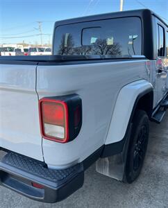 2022 Jeep Gladiator Sport   - Photo 8 - Macomb, IL 61455