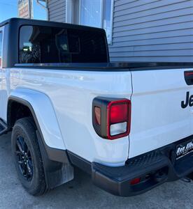 2022 Jeep Gladiator Sport   - Photo 10 - Macomb, IL 61455