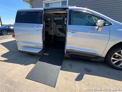2018 Chrysler Pacifica Limited   - Photo 2 - Macomb, IL 61455