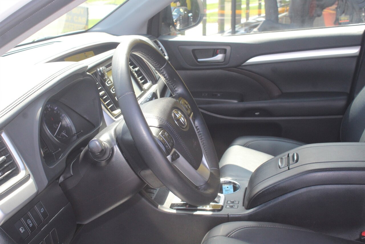 2019 Toyota Highlander XLE - Photo 18 - Red Bank, NJ 07701