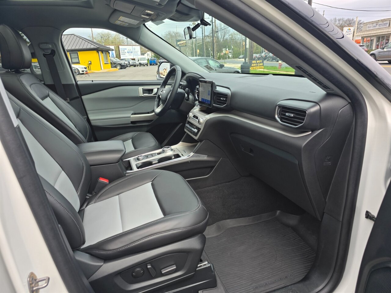 2023 Ford Explorer XLT - Photo 13 - Red Bank, NJ 07701
