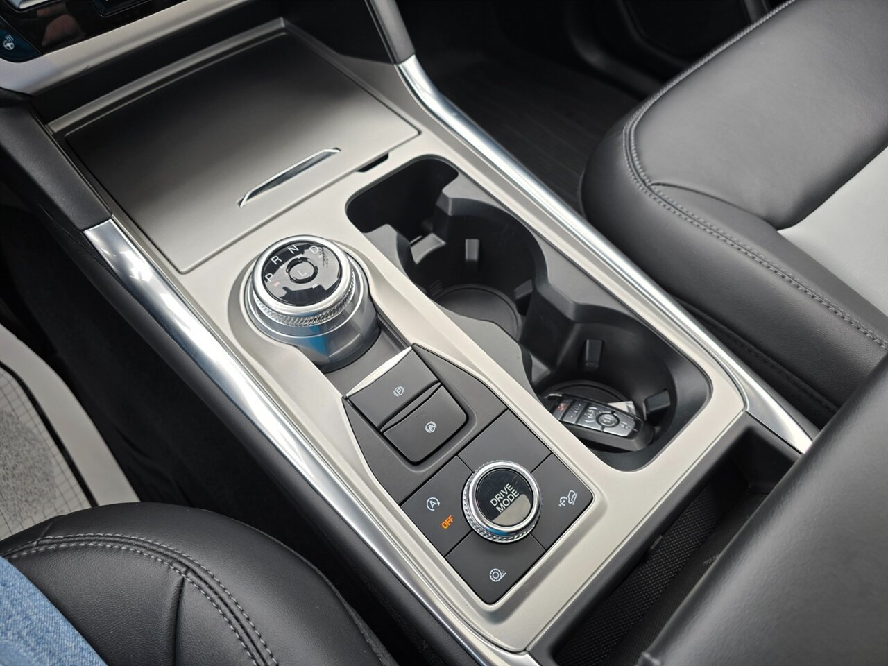 2023 Ford Explorer XLT - Photo 8 - Red Bank, NJ 07701