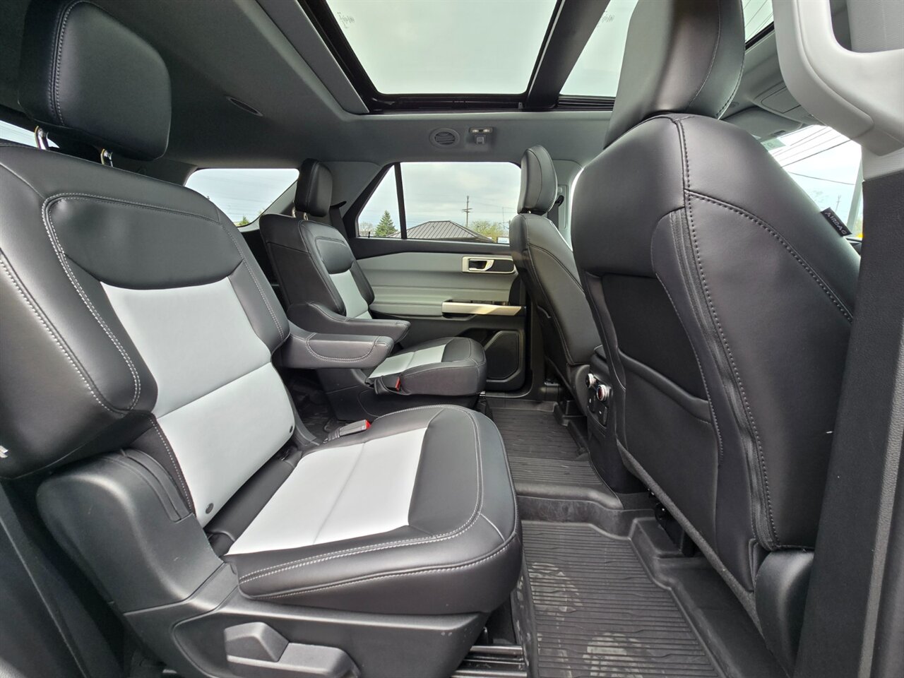 2023 Ford Explorer XLT - Photo 16 - Red Bank, NJ 07701