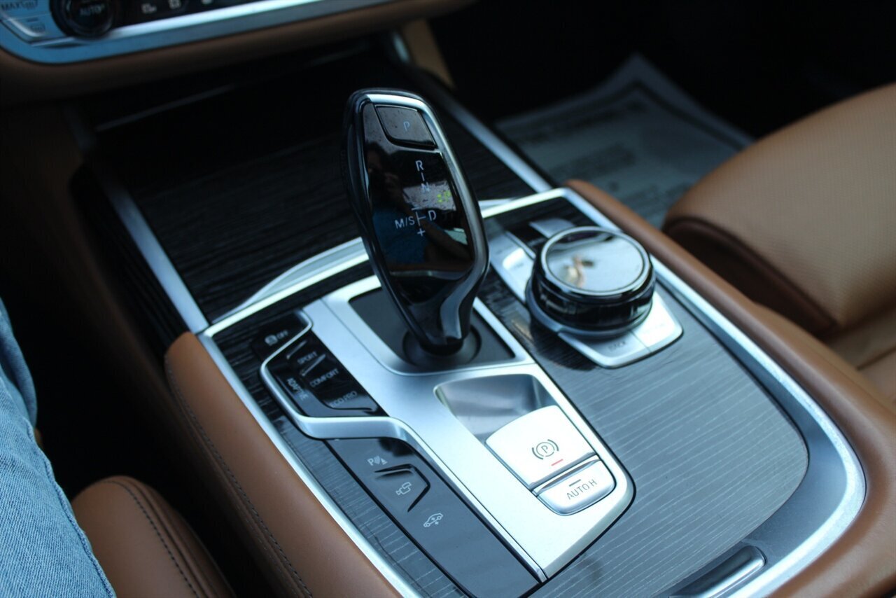 2021 BMW 750i xDrive - Photo 9 - Red Bank, NJ 07701