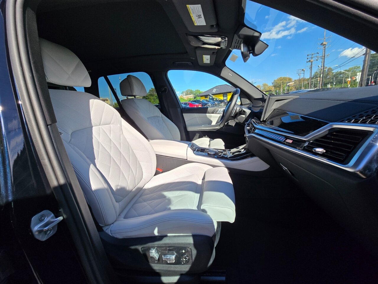 2025 BMW X5 M60i - Photo 17 - Red Bank, NJ 07701