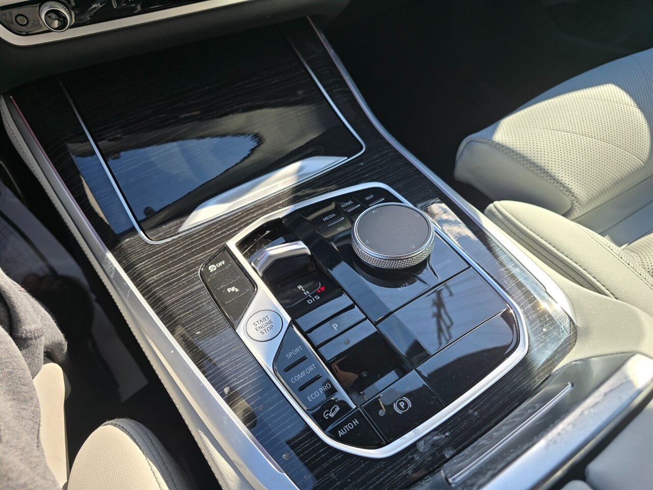 2025 BMW X5 M60i - Photo 8 - Red Bank, NJ 07701
