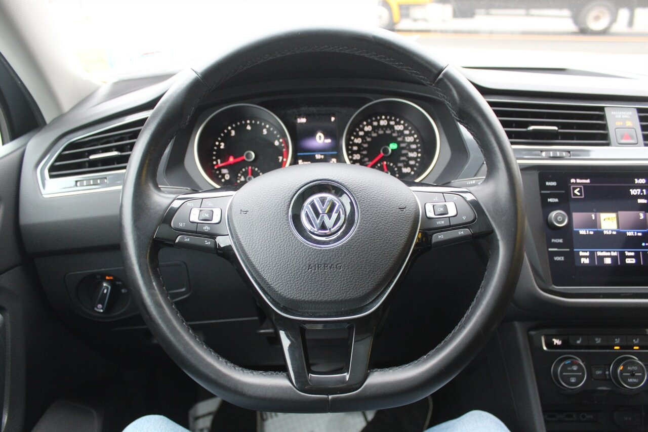 2019 Volkswagen Tiguan SEL R-Line photo 3