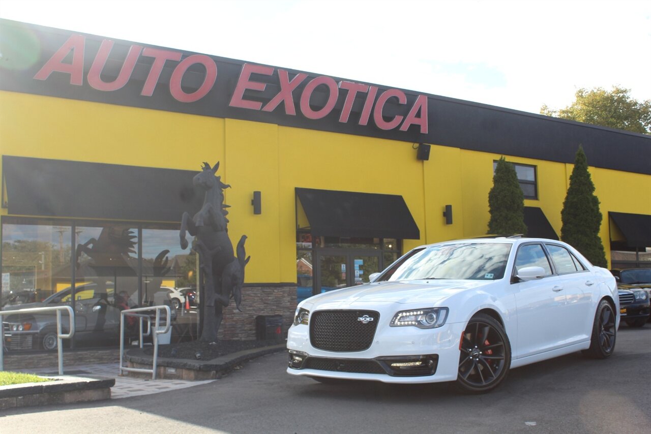2023 Chrysler 300C - Photo 1 - Red Bank, NJ 07701