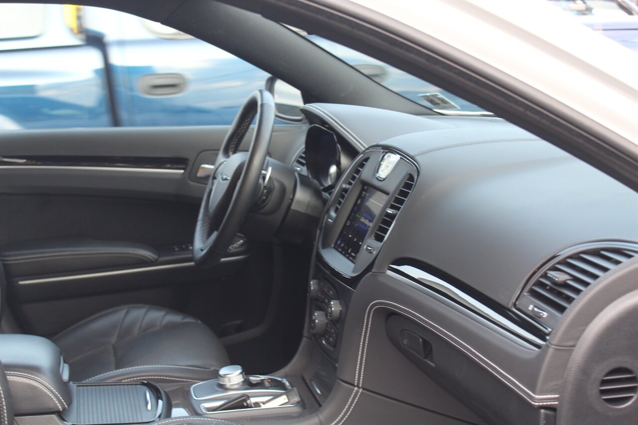 2023 Chrysler 300C - Photo 29 - Red Bank, NJ 07701