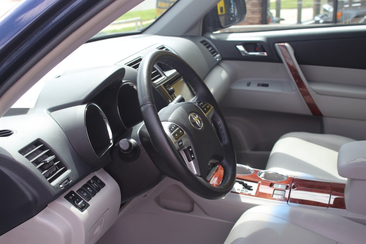 2013 Toyota Highlander Limited photo 18