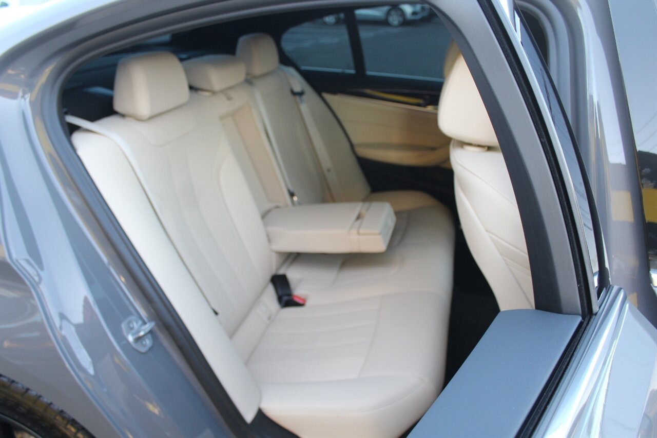 2021 BMW 530i xDrive - Photo 18 - Red Bank, NJ 07701