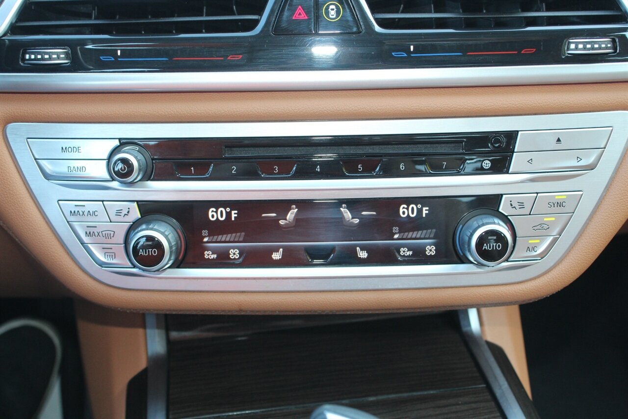 2019 BMW 740i xDrive - Photo 8 - Red Bank, NJ 07701