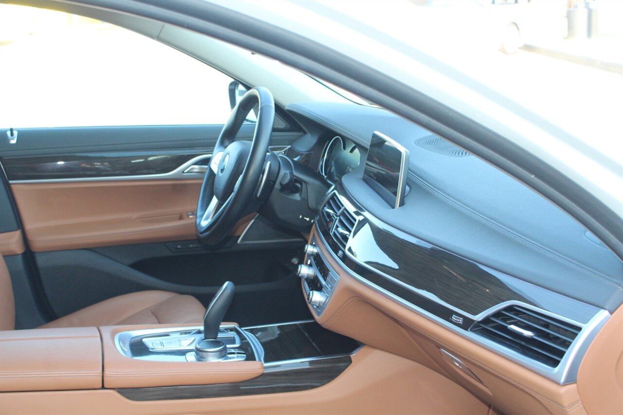 2019 BMW 740i xDrive - Photo 21 - Red Bank, NJ 07701