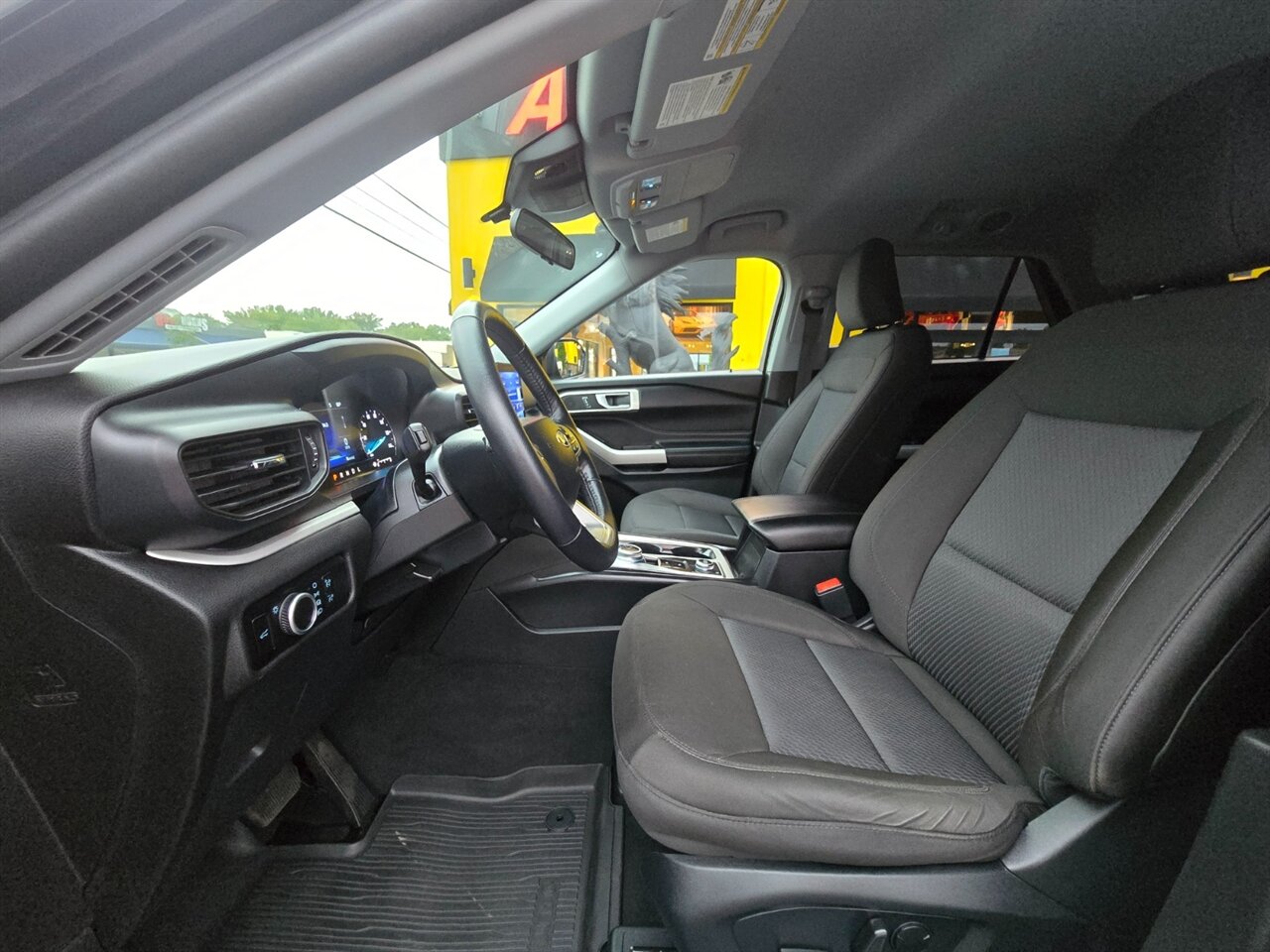 2023 Ford Explorer XLT - Photo 11 - Red Bank, NJ 07701