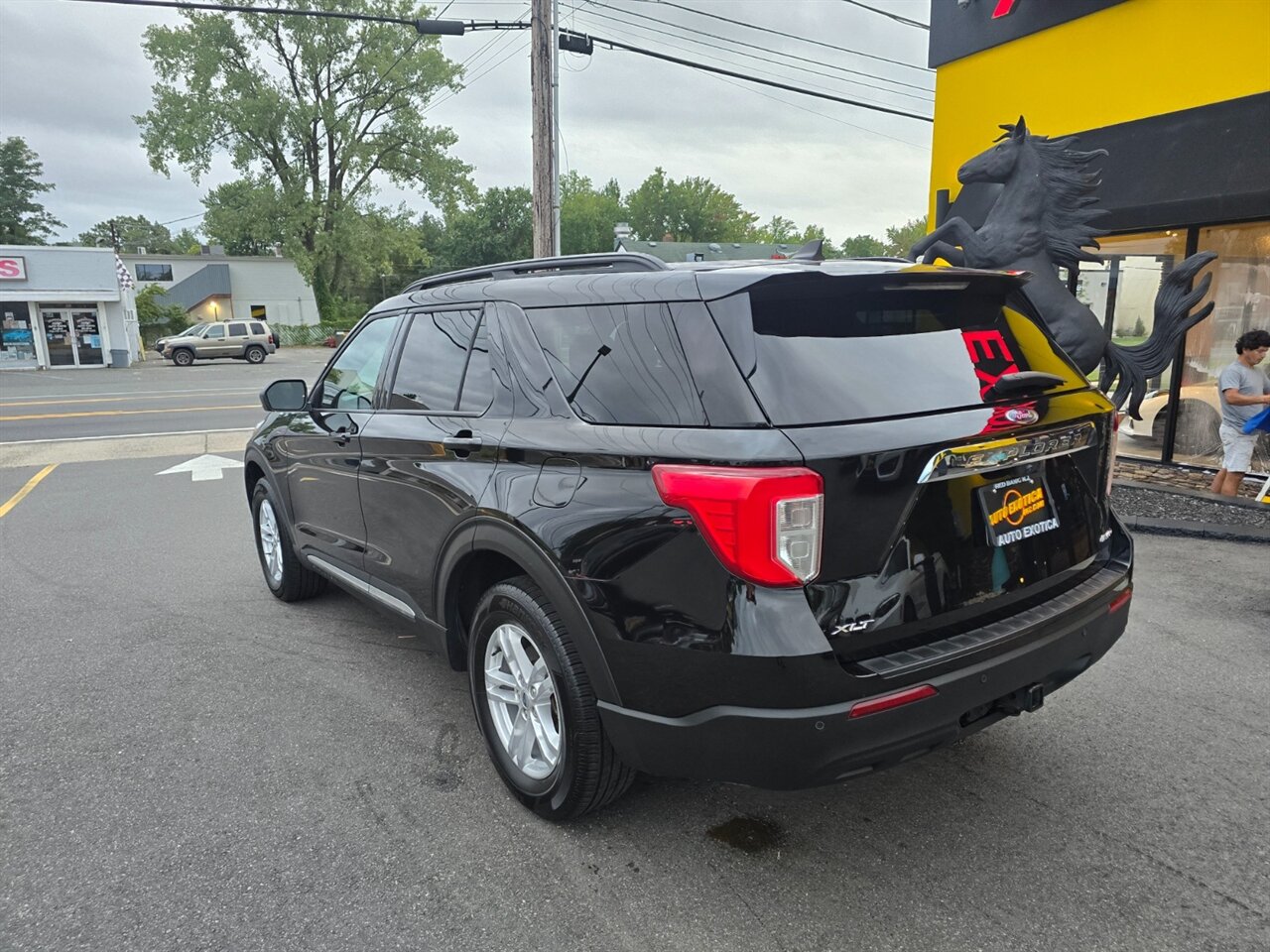 2023 Ford Explorer XLT - Photo 2 - Red Bank, NJ 07701