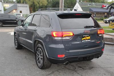 2017 Jeep Grand Cherokee Trailhawk   - Photo 2 - Red Bank, NJ 07701