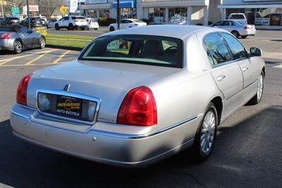 2003 Lincoln Town Car Signature   - Photo 3 - Red Bank, NJ 07701