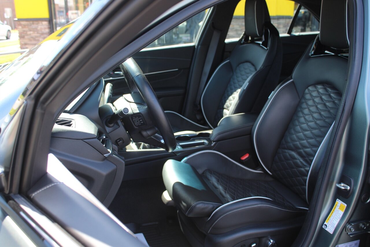 2022 Cadillac CT4-V Blackwing - Photo 18 - Red Bank, NJ 07701