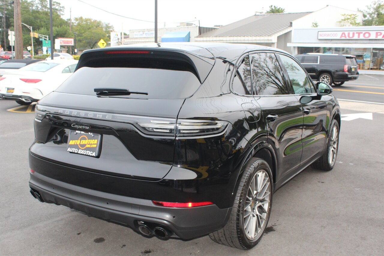 2022 Porsche Cayenne Platinum Edition photo 2